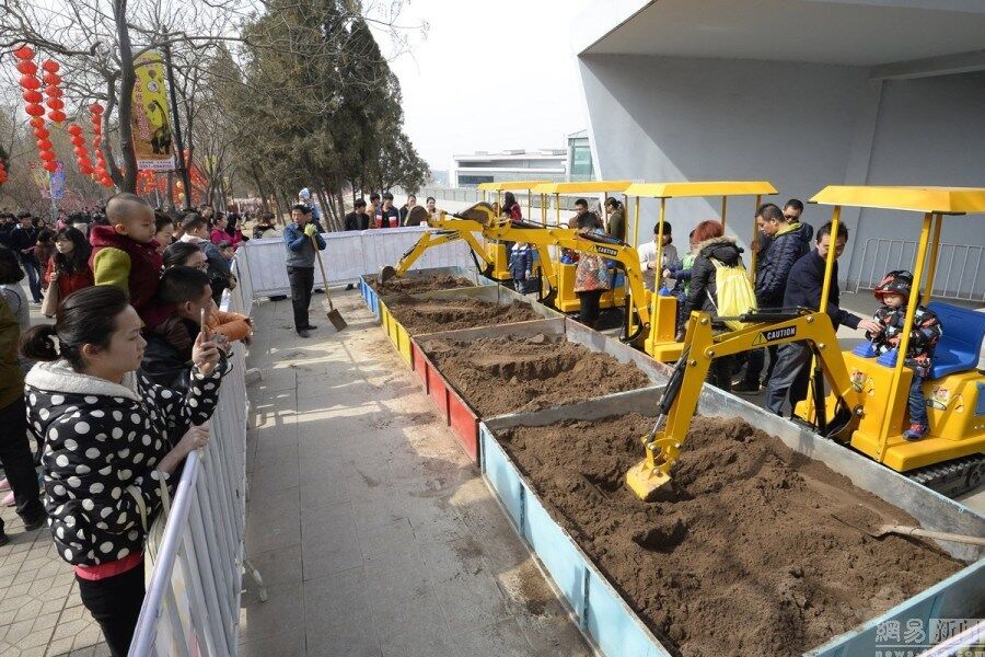 混凝土、娃娃版挖掘機(jī)、起重機(jī)