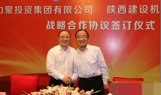 近日，陜建機(jī)械與安徽力聚簽訂戰(zhàn)略合作協(xié)議，陜建機(jī)械董事長楊宏軍，副總經(jīng)理、營銷總監(jiān)賀衛(wèi)東，安徽力聚投資集團(tuán)董事長宋執(zhí)壽，黨支部書記陳邦勤以及安徽潤路公司總經(jīng)理杜永龍等單位領(lǐng)導(dǎo)出席了會(huì)議