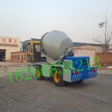 湖北赤壁帶自上料攪拌車廠家說明，1.6立方2方流動式自裝料自拌水泥罐車價格