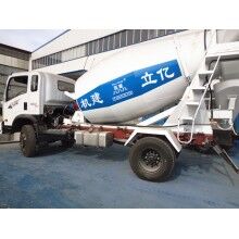 專業(yè)生產(chǎn)小型混凝土罐車，億立實業(yè)2m3攪拌罐車