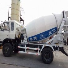 河南攪拌罐車生產(chǎn)廠家，億立實業(yè)4m3混凝土罐車專賣